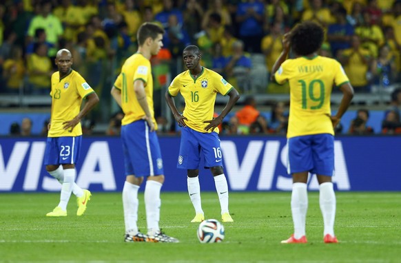 Man muss auch einmal das Positive sehen: Brasiliens Fussballer konnten vor Millionen Zuschauern den Anstoss üben.