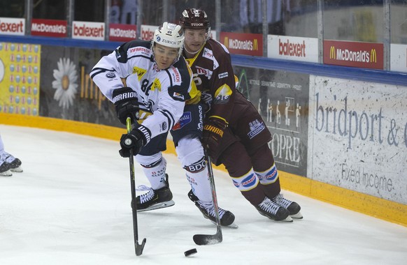 Ambri-Piotta&#039;s defender Rocco Pezzullo, left, vies for the puck with Geneve-Servette&#039;s center Joel Vermin, right, during a National League regular season game of the Swiss Championship betwe ...