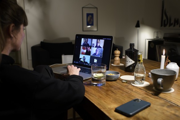 Sechs Personen nehmen ueber die Videokonferenzanwendung Zoom an einem virtuellen Apero teil, waehrend der Coronavirus (COVID-19) Pandemie, am Freitag, 27. Maerz 2020 in Bern. (KEYSTONE/Anthony Anex)