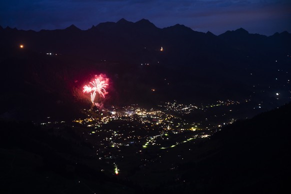 Feuerwerk ueber Adelboden, am Samstag, 1. August 2020 von der Engstligenalp aus gesehen. (KEYSTONE/Peter Klaunzer)