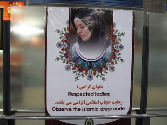Tafel am internationalen Flughafen von Teheran: «Sehr verehrte Damen, bitte beachten Sie die islamischen Kleidervorschriften.»