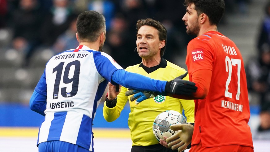 epa08276809 Hertha&#039;s Vedad Ibisevic (L) argues with referee Guido Winkmann (C) during the German Bundesliga soccer match between Hertha BSC and Werder Bremen in Berlin, Germany, 07 March 2020. EP ...