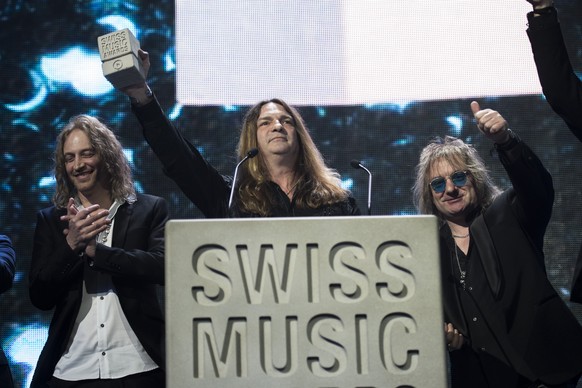Die Band Gotthard bedankt sich fuer den Swiss Music Award in der Kategorie Best Album an den Swiss Music Awards im Hallenstadion am Freitag, 27. Februar 2015, in Zureich. (KEYSTONE/Ennio Leanza)