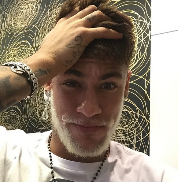 Neymar geniesst seine freien Tage mit der Familie und hat sich seinen Bart zu Weihnachten weiss gefärbt. Hübsch, oder? Der Barça-Star kommentierte sein Bild an Heiligabend mit «Hohoho» und «verrückte  ...