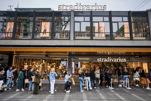 epa09165536 People go shopping on the Lijnbaan in Rotterdam, the Netherlands, 28 April 2021. Shops may again receive customers without an appointment. Customers must still adhere to the applicable Cov ...