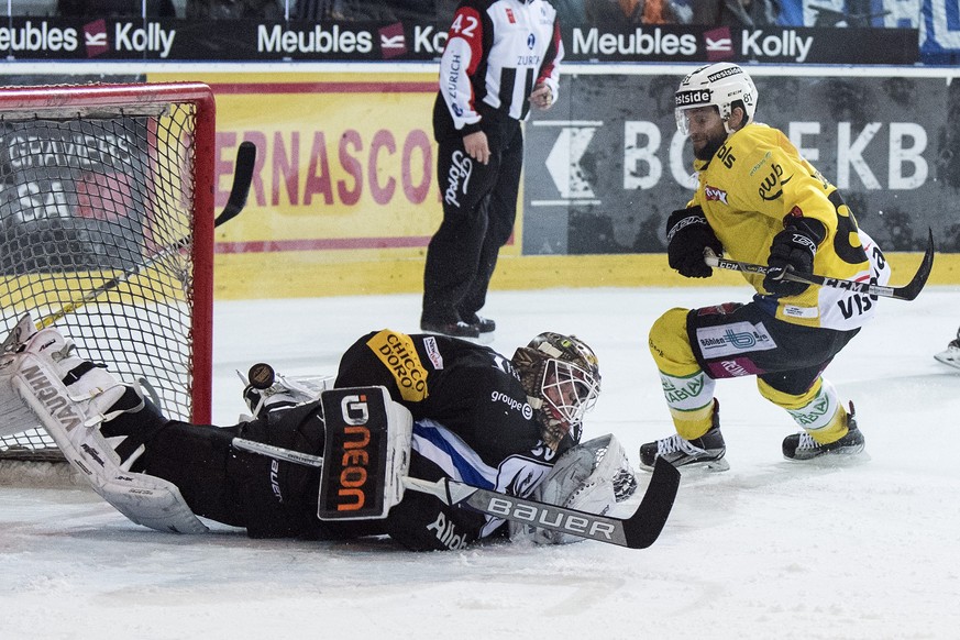 Fribourgs Goalie Barry Brust, links, ist geschlagen, Berns Thomas Ruefenacht trifft zum 3:2 im Eishockey Meisterschaftsspiel der National League zwischen dem HC Fribourg-Gotteron und dem SC Bern, am S ...