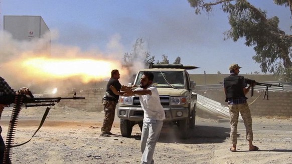 Misarata-Milizen beschiessen den Flughafen von Tripolis.