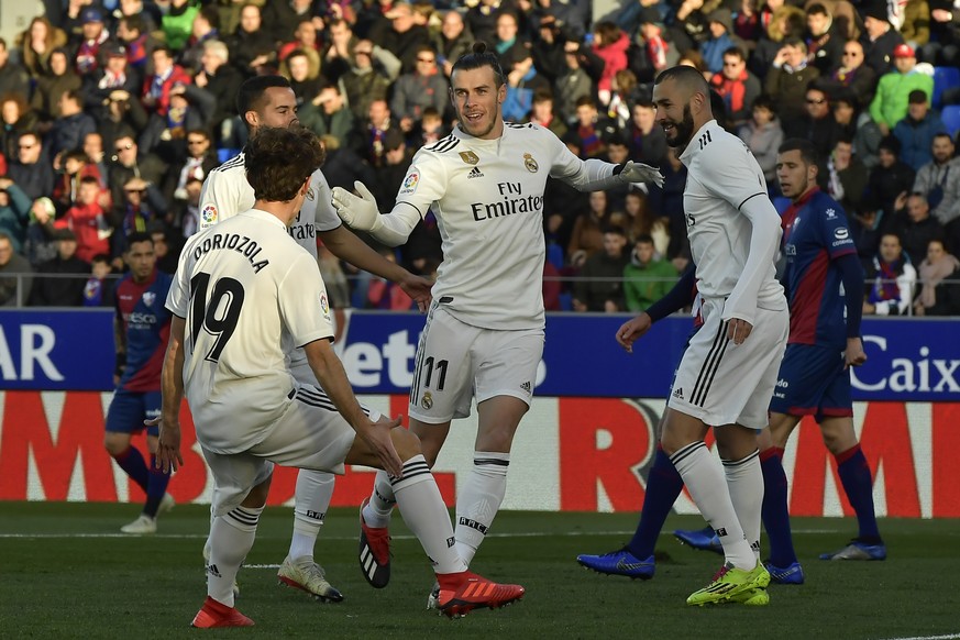 Real Madrid&#039;s Gareth Bale, center, celebrates with his fellow team after scoring against SD Huesca during the Spanish La Liga soccer match between Real Madrid and SD Huesca at El Alcoraz stadium, ...