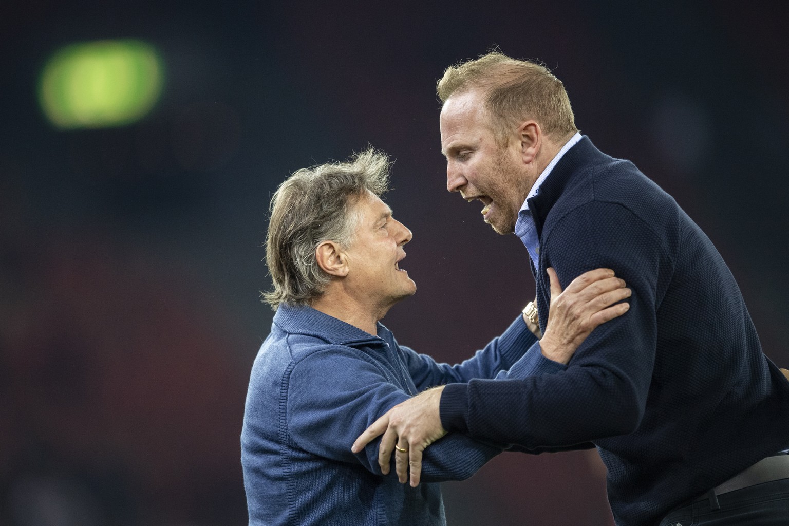 ARCHIVBILD ZUR ENTLASSUNG VON LUDOVIC MAGNIN --- FCZ Praesident Ancillo Canepa, links, beruhigt Trainer Ludovic Magnin im Fussball Meisterschaftsspiel der Super League zwischen dem FC Zuerich und dem  ...