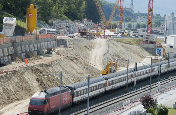 Ein Personenzug der SBB passiert die Baustelle am Eppenbergtunnel, fotografiert anlaesslich einer Baustellenbesichtigung der SBB zum Vierspurausbau der Strecke Olten - Aarau, bei Woeschnau SO, am Dien ...