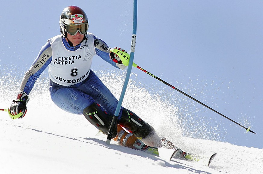 Beat Feuz en action lors de la 2eme manche du slalom hommes FIS des championnats Suisses de Ski alpin a Veysonnaz en Valais, le vendredi 1 avril 2005, il est arrive troisieme du combine. (KEYSTONE/Oli ...