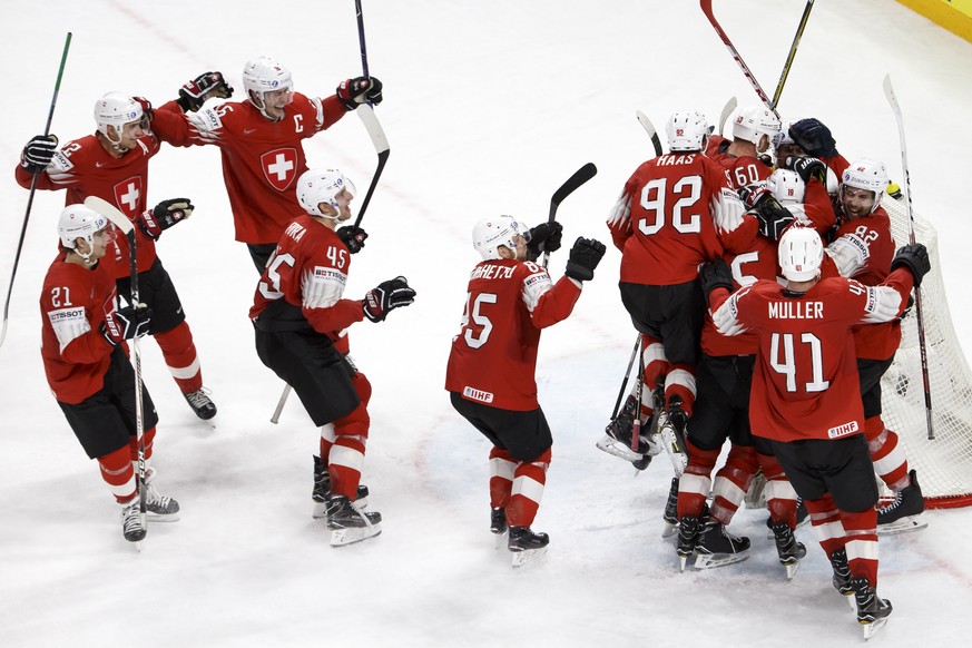 epa06751150 Switzerland&#039;s players celebrate their victory after beating Canada during the IIHF 2018 World Championship semi final game between Canada and Switzerland, at the Royal Arena, in Copen ...
