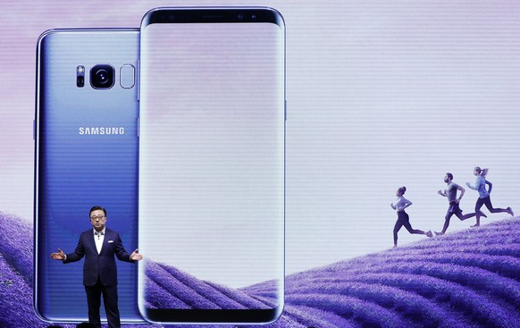 epa05905342 Samsung Electronics Mobile President Ko Dong-Jin presents the company&#039;s new smartphones the Galaxy S8 and S8 Plus at Samsung&#039;s headquarters in Seoul, South Korea, 13 April 2017.  ...