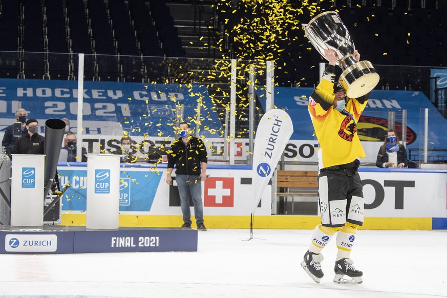 Berns Simon Moser jubelt mit dem Pokal nach dem Sieg im Final des Swiss Ice Hockey Cups 2020/21 zwischen den ZSC Lions und dem SC Bern am Sonntag, 28. Februar 2021, im Hallenstadion in Zuerich. (KEYST ...