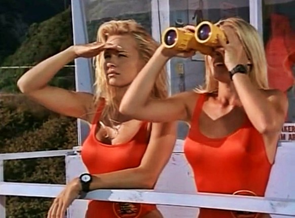 Die Pose aller Posen: C. J. (Pamela Anderson) und Summer (Nicole Eggert).