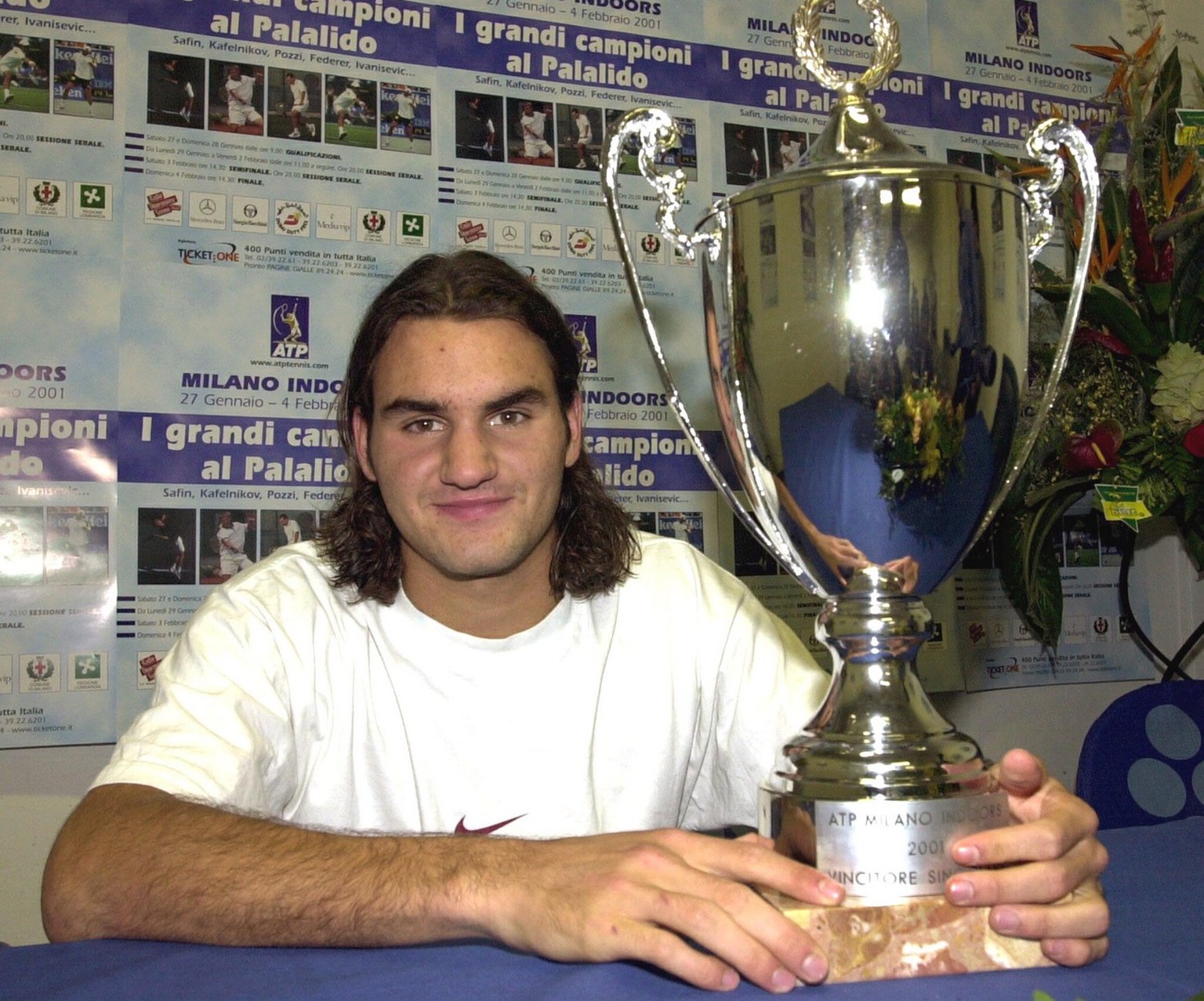 Roger Federer als Milano Indoor Sieger, am 4. Februar 2001 in Mailand. (KEYSTONE/Karl Mathis) === ELECTRONIC IMAGE ===
