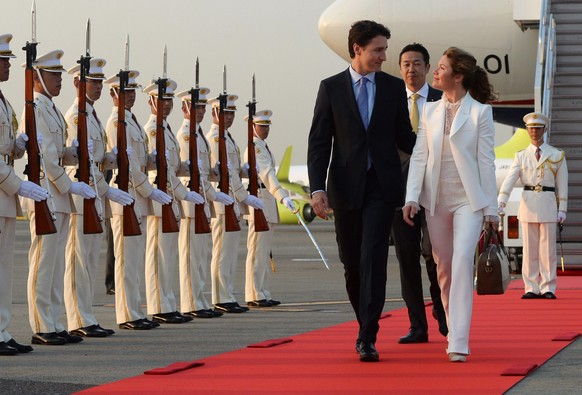 Prime Minister Justin Trudeau and wife Sophie Gregoire-Trudeau are greeted by an honor guard as they arrive in Tokyo, on Monday, May 23, 2016. (Sean Kilpatrick/The Canadian Press via AP) MANDATORY CRE ...
