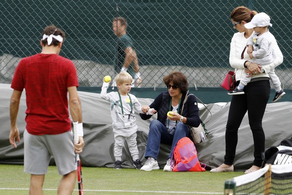 JAHRESRUECKBLICK 2016 - PEOPLE - Roger Federer of Switzerland seen during a training session with his wife Mirka, his mother Lynette and his twin boys Leo and Lenny, at the All England Lawn Tennis Cha ...