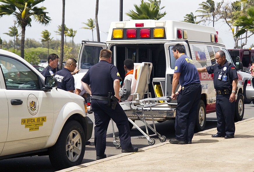 Der 16-Jährige wird vom Flughafen von Kahului auf Hawaii aus am 20. April ins Hospital gebracht.