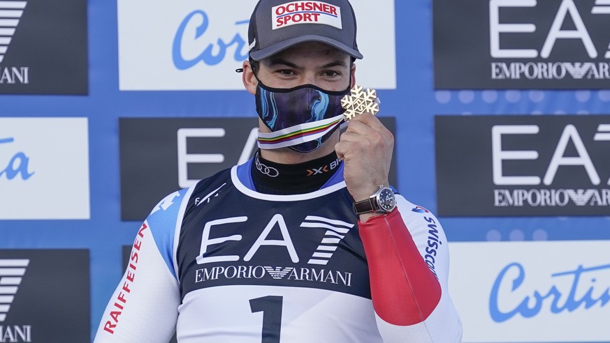 Switzerland&#039;s Loic Meillard shows his bronze medal of the parallel giant slalom, at the alpine ski World Championships in Cortina d&#039;Ampezzo, Italy, Tuesday, Feb.16, 2021. (AP Photo/Giovanni  ...