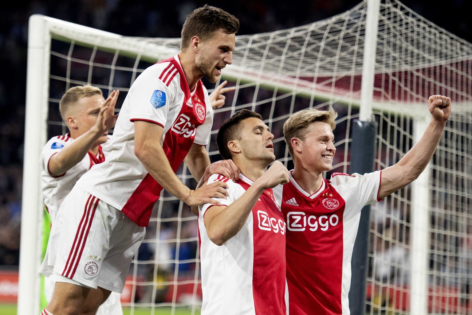 epa07524104 Dusan Tadic of Ajax celebrate the 2-0 during the Dutch Eredivisie match between Ajax and Vitesse at the Johan Cruijff ArenA stadium in Amsterdam, the Netherlands, 23 April 2019. EPA/OLAF K ...