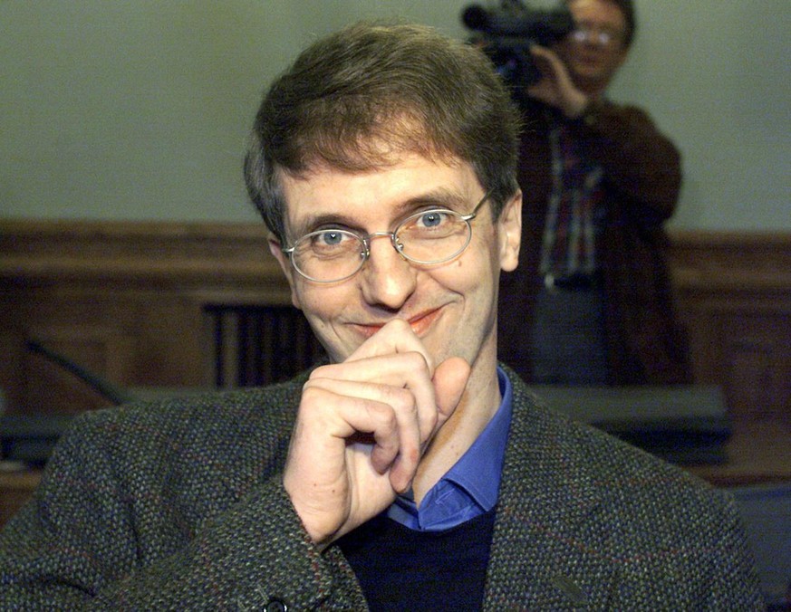 Gert Postel waehrend seines Prozesses in Leipzig am 20. Januar 1999. Der zu vier Jahren verurteilte Hochstapler Postel wird am Dienstag, 9. Januar 2001, aus der Justizvollzugsanstalt Heilbronn entlass ...