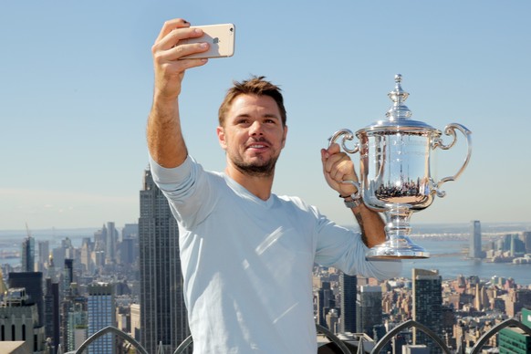 U.S. Open men&#039;s singles tennis champion Stan Wawrinka takes a selfie picture as he poses for photos at the &quot;Top of the Rock,&quot; in New York&#039;s Rockefeller Center, Monday, Sept. 12, 20 ...