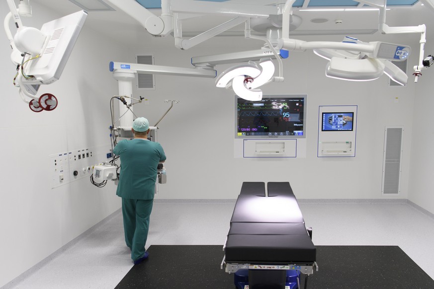 Un ingenieur biomedical effectue les derniers reglages dans une salle d&#039;operation lors de la visite du nouveau bloc operatoire du Centre Hospitalier Universitaire Vaudois, CHUV, ce jeudi 9 fevrie ...