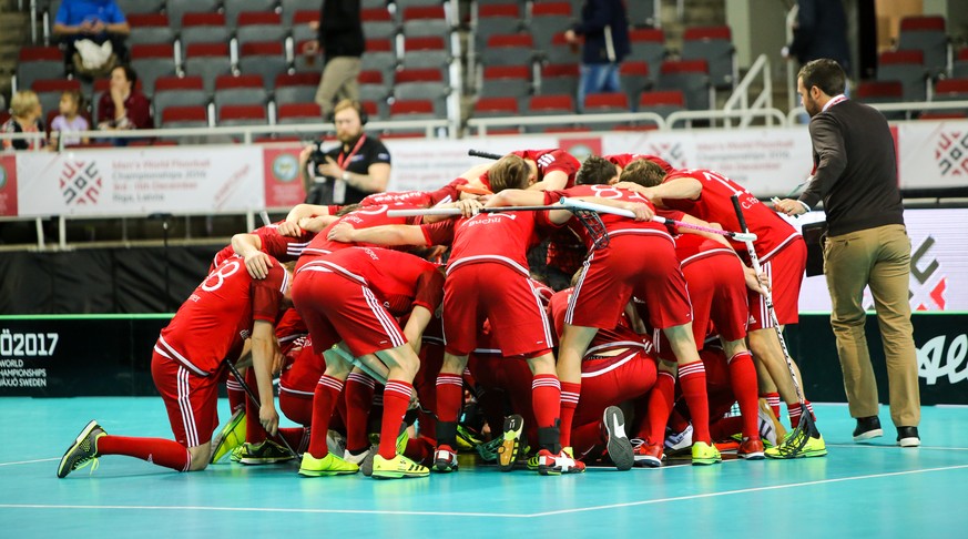Das Schweizer Team schwört sich vor dem Gruppenspiel gegen Finnland ein.