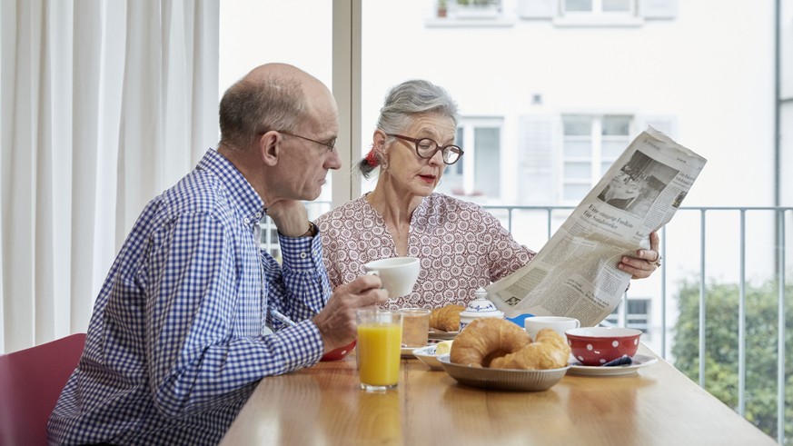 ZUM THEMA AKTIVE SENIOREN IM ALLTAG STELLEN WIR IHNEN HEUTE, MITTWOCH, 11. JANUAR 2017, FOLGENDES NEUES BILDMATERIAL ZUR VERFUEGUNG --- [Symbolic Image] An elderly couple has breakfast together and re ...