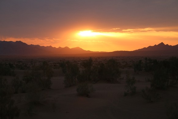 Nahe Khur, Iran: Spektakulärer Sonnenuntergang über der Wüste.