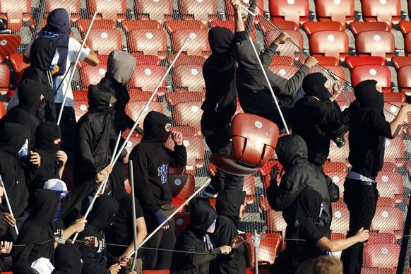 Ein Stadionsitz fliegt durch die Luft bei den GC Fans im Super League Fussballspiel zwischen den Grasshoppers und dem FC Zuerich, am Sonntag, 2. Oktober 2011 im Stadion Letzigrund in Zuerich. Das Spie ...