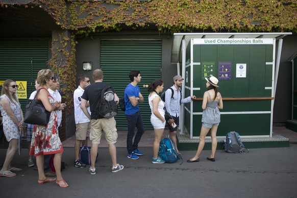 Spectators wait in a queue to buy used championships tennis balls at the All England Lawn Tennis Championships in Wimbledon, London, Tuesday, June 30, 2015. (KEYSTONE/Peter Klaunzer) ***EDITORIAL USE  ...