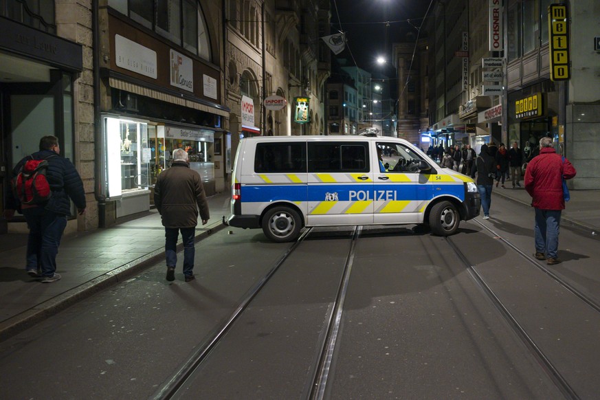 Ein Polizeifahrzeug blockiert eine Strasse am nicht stattfindenden Morgestraich in Basel, am Montag Morgen um 04:00 Uhr, am 2. Maerz 2020. Die Behoerden hatten die Drey scheenschte Daeaeg wegen der vo ...