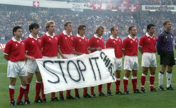Die Schweizer Fussball-Nationalmannschaft protestiert am 6. September 1995 in Goeteborg, vor dem Spiel Schweiz-Schweden, gegen die Atombombentests, die Frankreich auf dem Muruora-Atoll durchfuehren wi ...