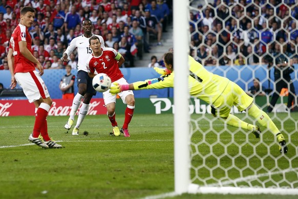 epa05377900 Goalkeeper Yann Sommer of Switzerland (R) saves a shot from Paul Pogba of France (2L) during the UEFA EURO 2016 group A preliminary round match between Switzerland and France at Stade Pier ...