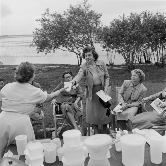 Women attend a Tupperware party, hosted to market the new brand of plastic containers, circa 1955. (Photo by Gould/Archive Photos/Getty Images)