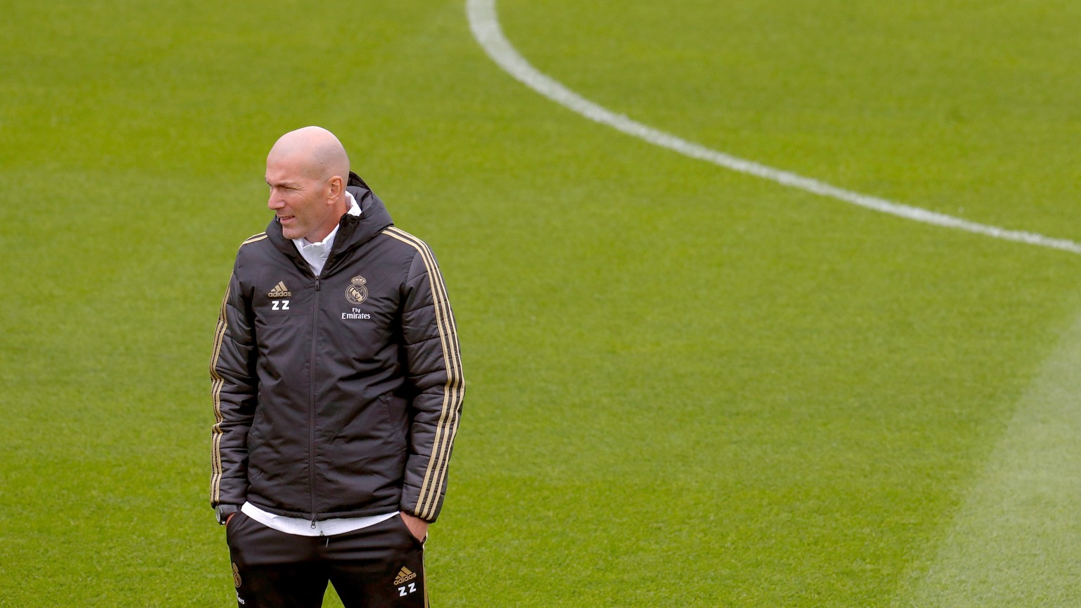 epa07929901 Real Madrid&#039;s head coach, French Zinedine Zidane supervises his players during a training session at Valdebebas Sports City in Madrid, Spain, 18 October 2019. Real Madrid will face RC ...