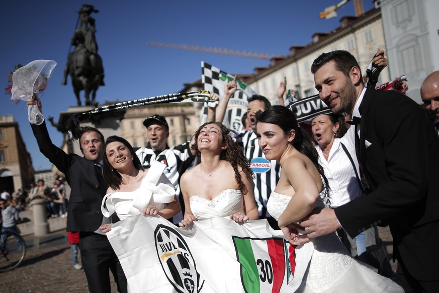 Diese Fans liessen es nicht nehmen, ihre Hochzeit auf dem Meister-Platz zu feiern.