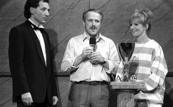 Die beliebtesten Unterhaltungskuenstler des Jahres 1987, Ursula Schaeppi, rechts, und Walter Andreas Mueller, Mitte, erhalten den &#039;Prix Walo&#039;. Links steht der TV-Moderator Bernard Thurnheer, ...