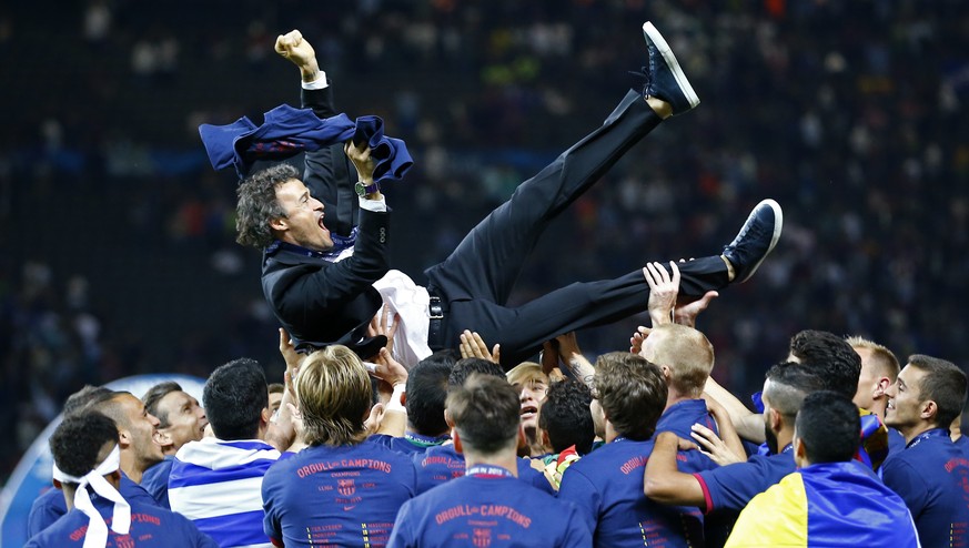 Da ist das Triple: Luis Enrique lässt sich 2015 von seinen Spielern feiern.