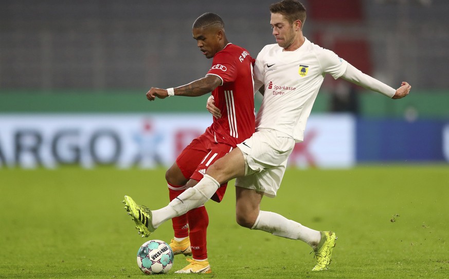Bayern&#039;s Douglas Costa, left, challenges for the ball with Duren&#039;s Jannis Becker during the 1st round German Soccer Cup match between FC Bayern Munich and FC Duren, at the Allianz Arena in M ...