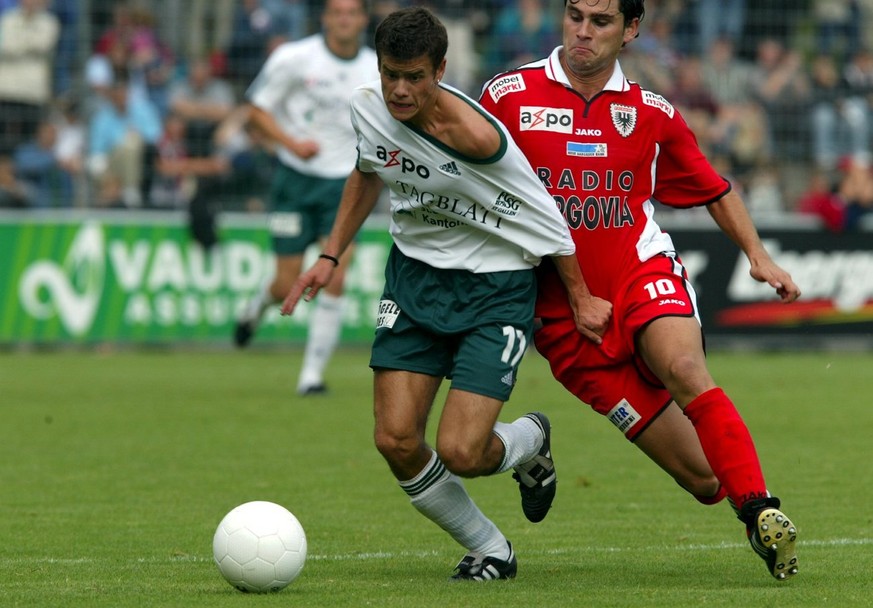 Der St. Galler Tranquillo Barnetta, links, wird vom Aarauer Gerardo Seaone am Trikot gehalten, beim NLA Fussball Meisterschaftsspiel zwischen Aarau und St. Gallen am Samstag, 3. August 2002, auf dem B ...