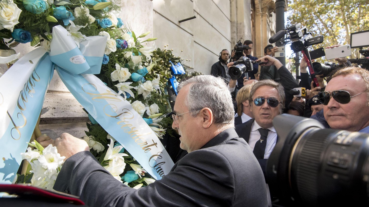 epa06285840 Lazio Chairman Claudio Lotito puts a flower wreath at the synagogue in Rome, Italy, 24 October 2017. Lazio Chairman Claudio Lotito led a delegation including players Wallace and Felipe And ...