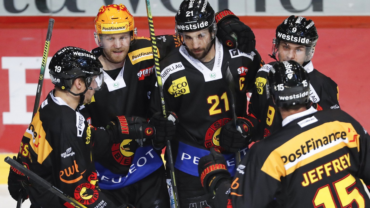 Berns Simon Moser, Mitte, jubelt nach seinem Tor zum 1-0 mit Teamkollegen Jesper Olofsson, Postfinance Topscorer Ted Brithen, Mika Henauer und Dustin Jeffrey, von links, im Eishockey Meisterschaftsspi ...