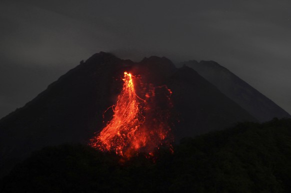 epa08945381 Mount Merapi volcano spews lava during an eruption, as seen from Sleman, Yogyakarta, Indonesia, 17 January 2021 (issued 18 January 2021). Mount Merapi is one of the most active volcanoes i ...