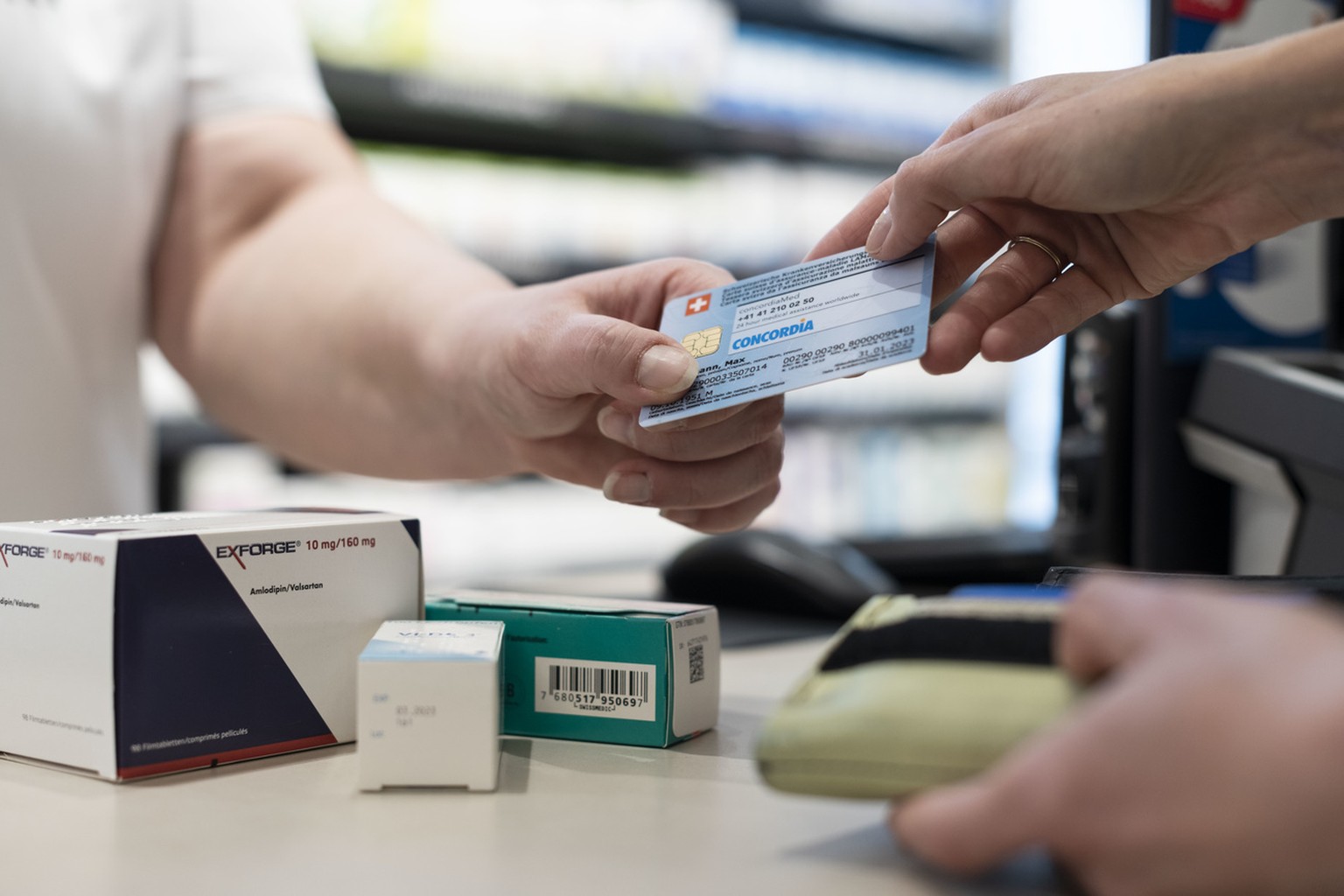 [Symbolic Image / Staged Image] A Concordia Insurances health insurance card is used at the checkout of a pharmacy in Zurich, Switzerland, on October 28, 2019. (KEYSTONE/Christian Beutler)

[Symbolbil ...