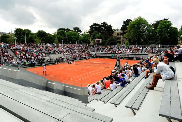 epa06772929 A general view on Court 18 of Zarina Diyas of Kazakhstan playing Naomi Osaka of Japan during their women’s second round match during the French Open tennis tournament at Roland Garros in P ...