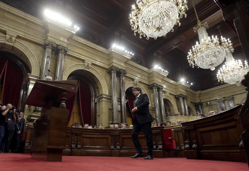 epa06257306 Catalan President Carles Puigdemont (C) walks to the podium to address the region&#039;s parliament in Barcelona, Spain, 10 October 2017, and could ask the assembly to vote on a unilateral ...