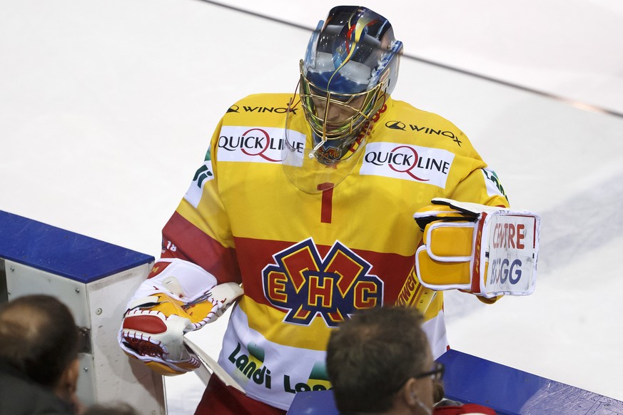 Biel&#039;s goalkeeper Jonas Hiller leaves the rink after taking his fourth goal, during a National League regular season game of the Swiss Championship between Geneve-Servette HC and EHC Biel-Bienne, ...